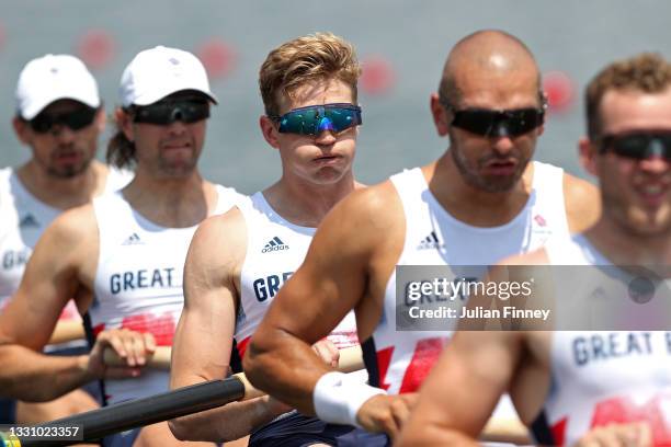 5 Men Rowing Photos and Premium High Res Pictures - Getty Images