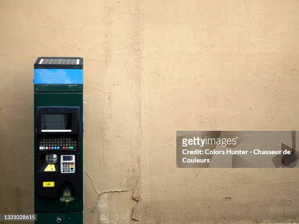 empty wall and parking meter in paris - パーキングメーター ストックフォトと画像