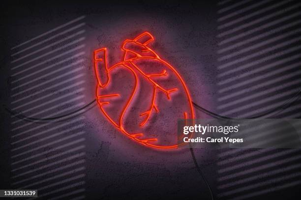 anatomic heart in red neon style - prevenção-de-doenças - fotografias e filmes do acervo