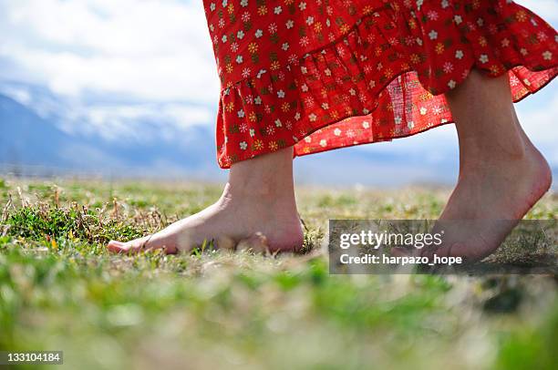 woman with bare feet walking through field - womans bare feet fotografías e imágenes de stock