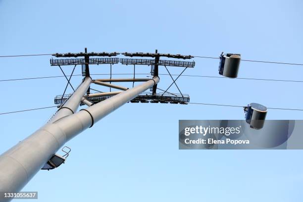 overhead cable car against blue sky - seilbahn stock-fotos und bilder