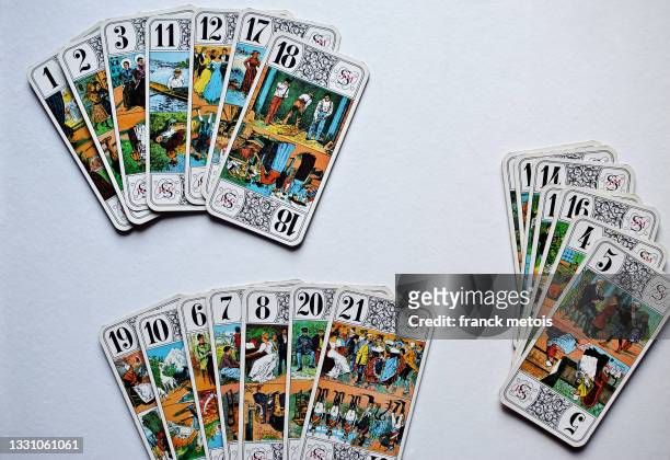 set of tarot playing cards - tarot cards stockfoto's en -beelden