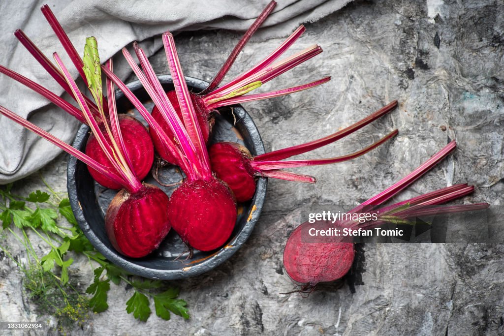 Halbierte rote Rote Beete gesunde Pflanze