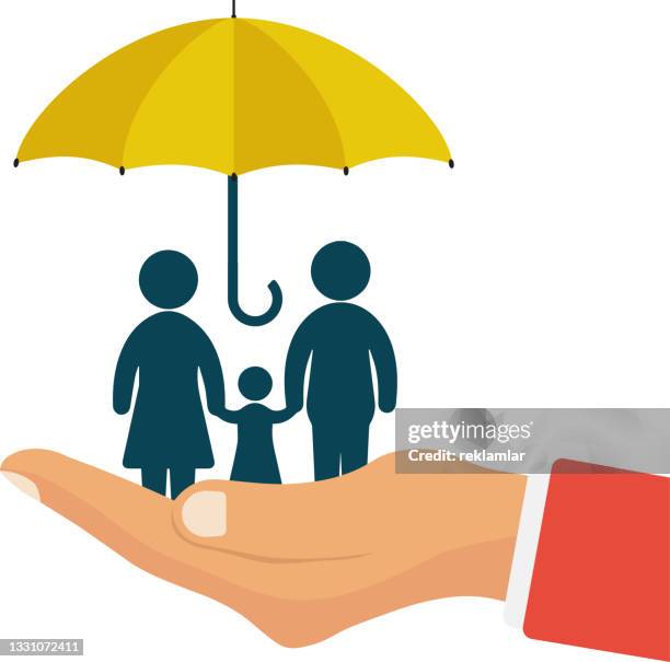 concept of family protecting their future. vector illustration of life insurance to protect their financial burden and health. an insurance banner that helps them ease financing and payments. - guarding 幅插畫檔、美工圖案、卡通及圖標