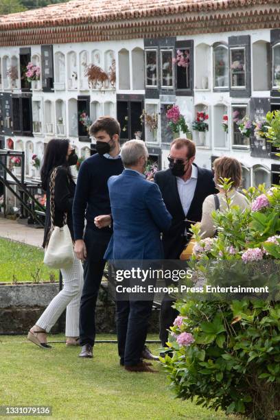 Jesus Ortiz with family members at the cemetery to say goodbye to the journalist, on 28 July 2021, in Ribadasella, Spain.