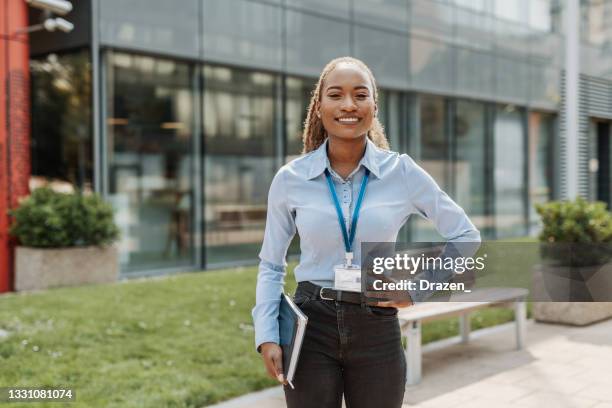 empresaria afroamericana en el distrito financiero - name tag fotografías e imágenes de stock