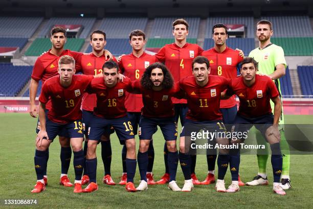 Players of Team Spain pose for a team photograph prior to the Men's First Round Group C match between Spain and Argentina on day five of the Tokyo...