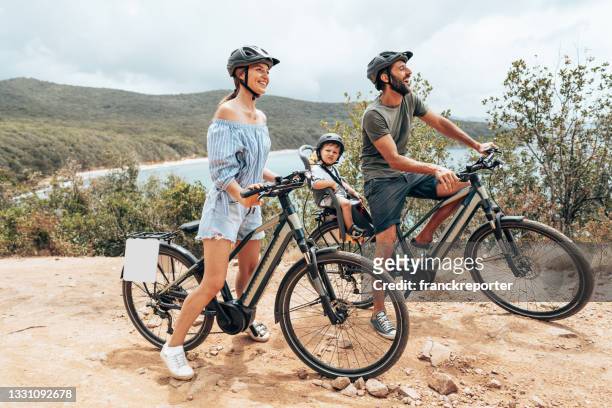 family bike ride with son on the countryside - guy in car seat stockfoto's en -beelden