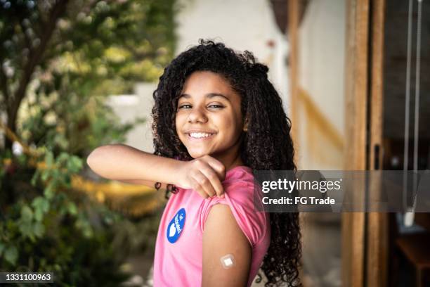 retrato de una niña que muestra ar después de la vacunación - vacunación fotografías e imágenes de stock