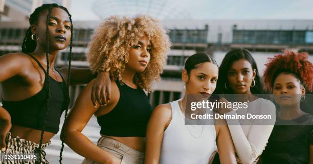 shot of a diverse group of women posing in the city together during the day - natuurlijk haar stockfoto's en -beelden