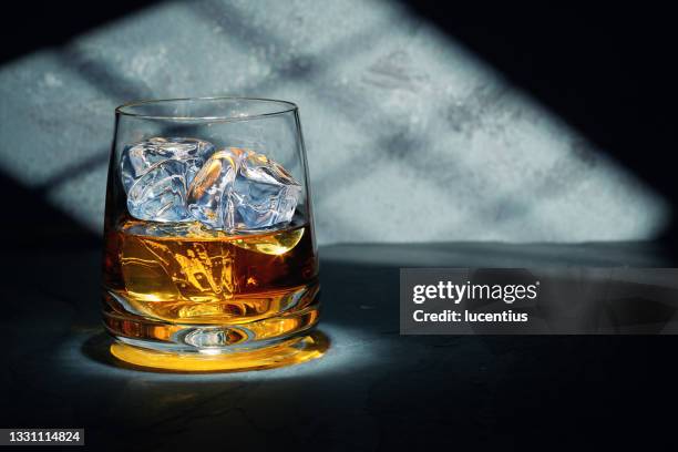 at the end of a hard day - whisky stockfoto's en -beelden