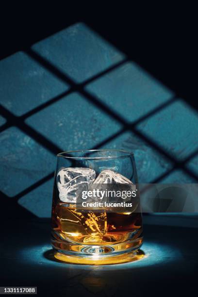 au terme d’une dure journée - whisky photos et images de collection
