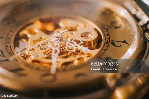 goldfarbe antike uhrmechanismus arbeit - antique clocks stock-fotos und bilder