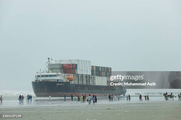 grounded ship stuck in shallow water of karachi - seicht stock-fotos und bilder