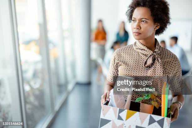 afrikanische frau wird von der arbeit gefeuert - quitting a job stock-fotos und bilder