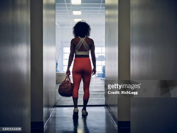 mujer en un gimnasio de entrenamiento cruzado - gym bag fotografías e imágenes de stock
