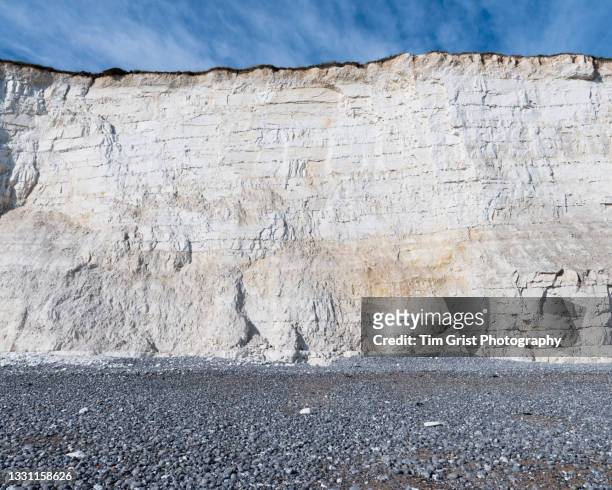 white chalk cliffs - carbonato di calcio foto e immagini stock
