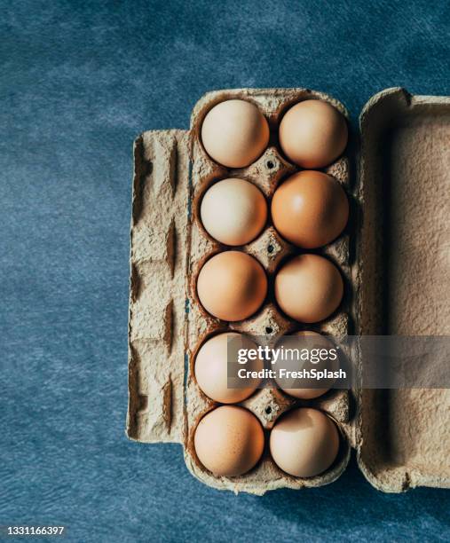 table top view of eggs in carton box - eierdoos stockfoto's en -beelden
