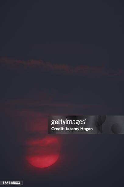 brilliant red sunset seen in indiana from smoke in the atmosphere caused by wildfires in the american west and canada in the summer of 2021 - bloomington indiana stock-fotos und bilder