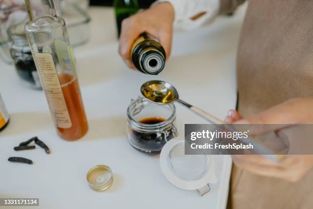 cocinera femenina anónima haciendo un aderezo para ensaladas - aliño para la ensalada fotografías e imágenes de stock