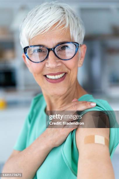 covid-19 vaccine - vaccine confidence stock pictures, royalty-free photos & images