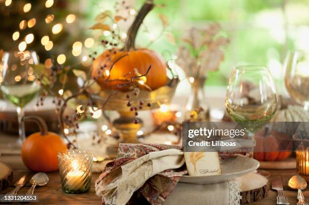 mesa de cena de vacaciones - old fashioned thanksgiving fotografías e imágenes de stock