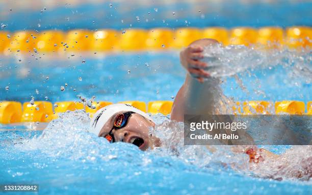 Bingjie Li of Team China competes in the Women's 4 x 200m Freestyle Relay Final on day six of the Tokyo 2020 Olympic Games at Tokyo Aquatics Centre...