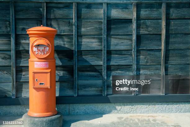 old style mailbox in japan - openbare brievenbus stockfoto's en -beelden