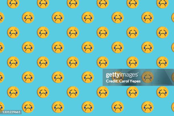 sad felt emoji crying seamless pattern in blue background - hacer muecas fotografías e imágenes de stock