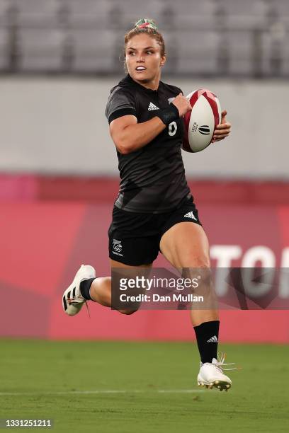 Michaela Blyde of Team New Zealand breaks away to score a try in the Women’s pool A match between Team New Zealand and Team Great Britain during the...