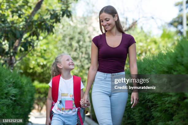 mother and daughter going to school - safe kids day arrivals stock pictures, royalty-free photos & images