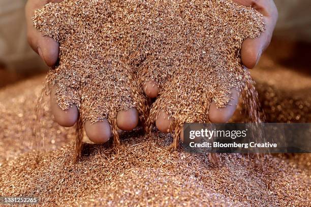 copper granules - recyclingmaterial stock-fotos und bilder