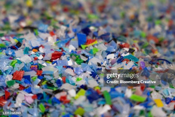 ground plastic flakes - recycling stock-fotos und bilder