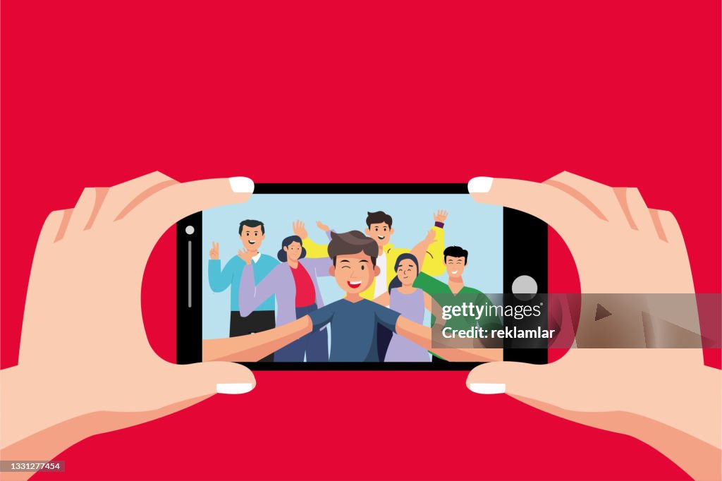 Selfie-Konzept mit Telefon-Frontkamera. Gruppieren Sie Selfie-Vektor auf dem Smartphone. Fotoporträt der freundlichen Jugendmannschaft, Freunde machen Foto auf telefon kamera oder junge Charakter machen Freundschaft Selfies auf dem Telefon. Cartoon-Vektor