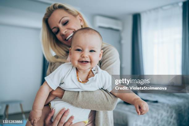 divirtiéndose con el bebé en casa. - angelica bella 2020 fotografías e imágenes de stock