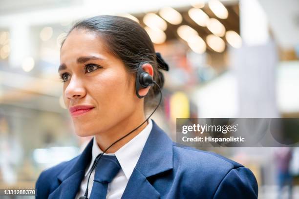 agent de sécurité féminin travaillant dans un centre commercial - agent de sécurité photos et images de collection