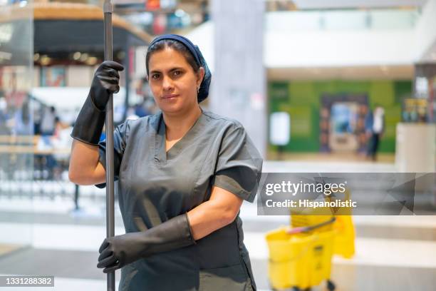 putzfrau wischt den boden während der arbeit in einem einkaufszentrum - spring clean and female stock-fotos und bilder