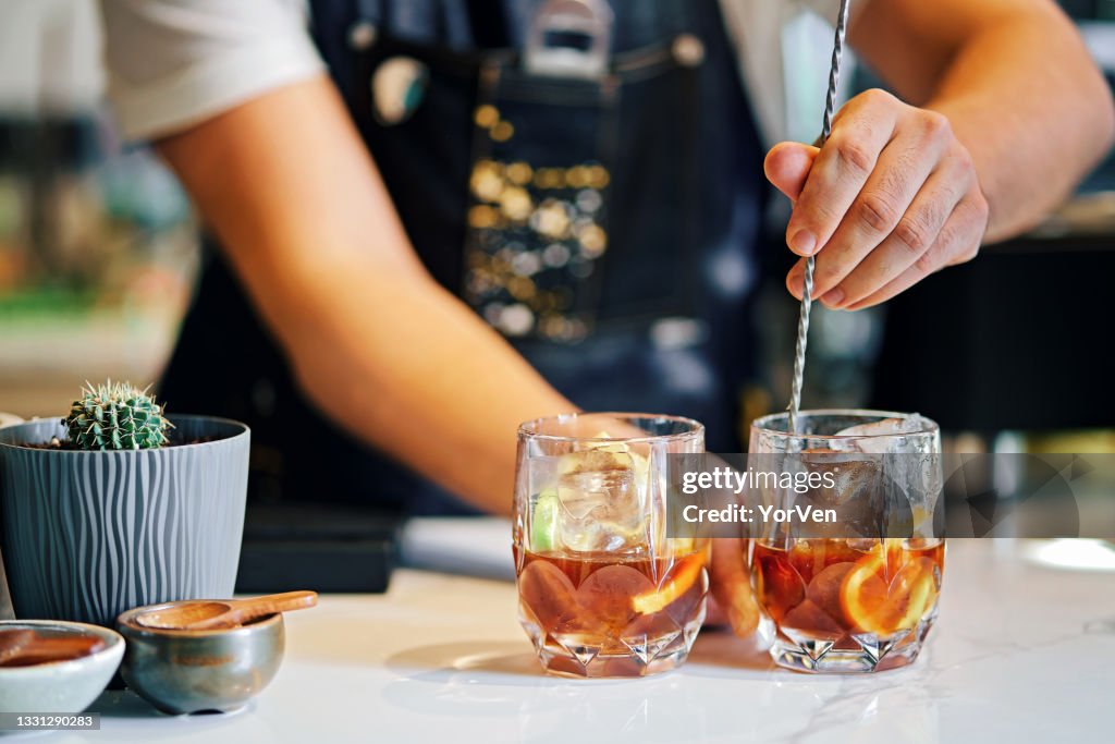Barkeeper mixt Cocktails in der Bar