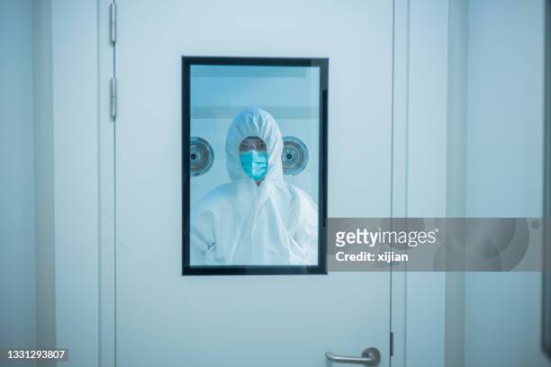 female doctor in a protective suit portrait - china coronavirus 個照片及圖片檔