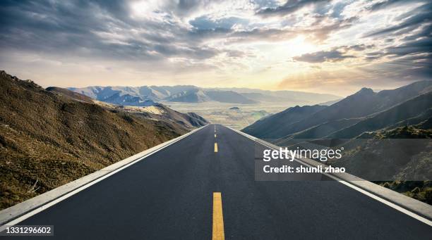 the endless asphalt road on the plateau - camino fotografías e imágenes de stock
