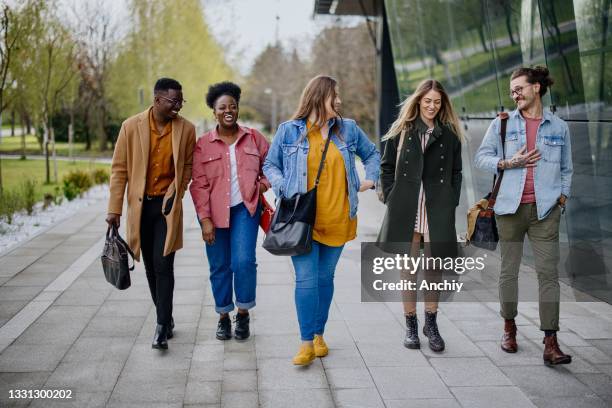 group of international students having fun after studying - university student 個照片及圖片檔