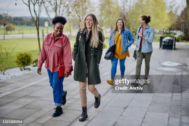 gruppe internationaler studenten, die nach dem studium spaß haben - gemeinsam gehen stock-fotos und bilder