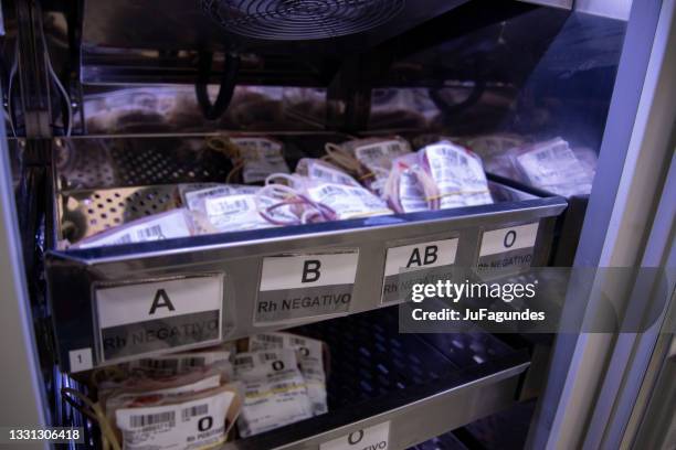 screening blood donation processes - menselijk bloed stockfoto's en -beelden