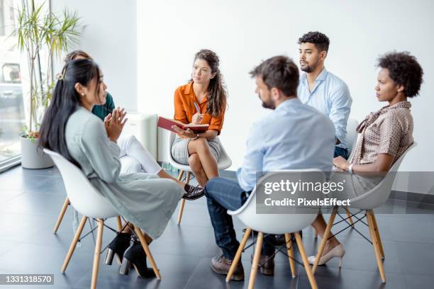 terapia de grupo - terapia de grupo fotografías e imágenes de stock