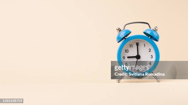blue vintage alarm clock at nine . copy space - alarm clock stock-fotos und bilder