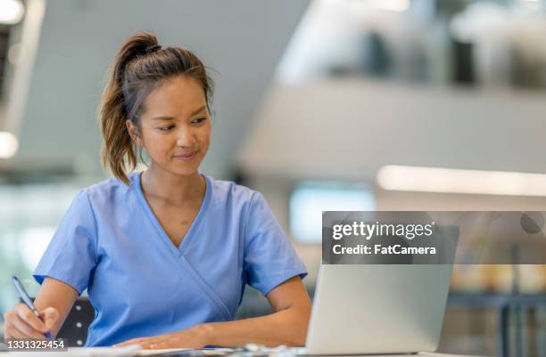 estudiante de medicina estudiando - vestimenta de hospital fotografías e imágenes de stock