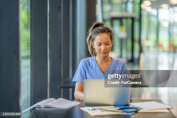 medical student studying - nursing student computer stock pictures, royalty-free photos & images