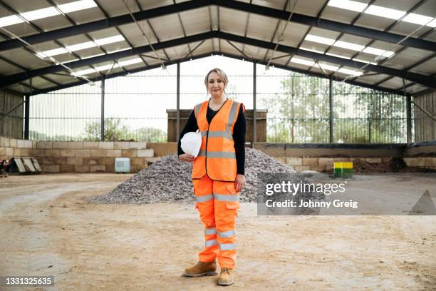 full length portrait of sustainable business owner onsite - industrial portraits character photos et images de collection