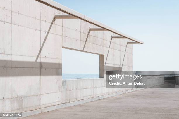 minimal urban architecture aligned with the blue sea horizon. - city fasade photo stock-fotos und bilder