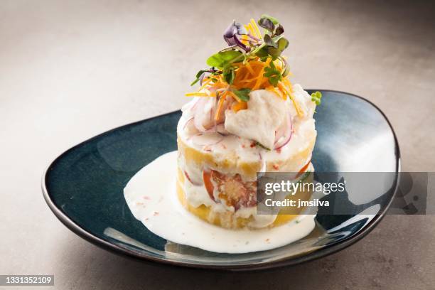 causa con crema blanca en un plato - peruvian culture fotografías e imágenes de stock